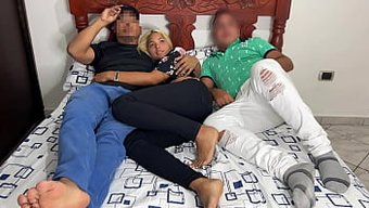 Arkadaşımla Film Izlemek Için Davet Edildim Ama Kız Arkadaşının Büyük Poposu Hemen Yanımdaydı Ve Karşı Koyamadım