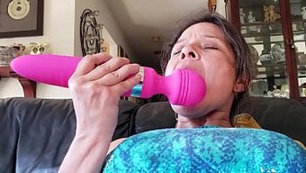 Büyük Göğüslü Latin Milf, Sıcak Bir Üçlüde Sikişiyor