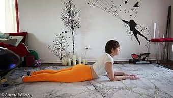 Avrupalı Karı Amatör Adama Yoga Öğretiyor