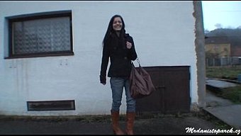 Çek Genç Miss Lucka Striptiz Gösterisi Yapıyor Ve Sikişiyor