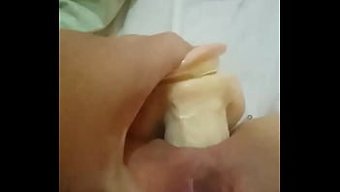 Bu Solo Videoda Bir Kadının Poposuyla Kendini Tatmin Etmesini Izleyin