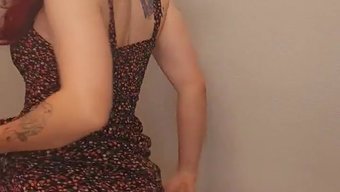 Sevimli Kızıl Saçlı Yakın Çekim Bir Videoda Orgazma Kadar Mastürbasyon Yapıyor