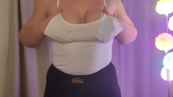 Doğal Vücutlu Ve Yüzlü Sıcak Milf Çıplak Poz Veriyor.