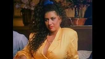 Klasik Vintage Bir Videoda Büyük Doğal Göğüslerin Güzelliğini Keşfedin