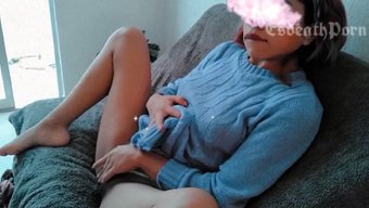 Ince Latin Genç, Koltukta Parmaklarıyla Kendini Tatmin Ediyor