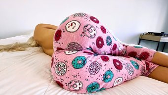 Üvey Annenin Üvey Oğlunun Sabah Ereksiyonuyla Beklenmedik Karşılaşması Yoğun Milf Orgazmına Yol Açıyor