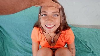 Esmer Güzellik Büyük Yarrağı Ve Oral Zevki Pov Videosunda Alıyor