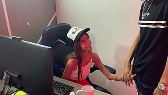 Minyon Genç Kız Bu Sıcak Üvey Kız Kardeşi Seks Videosunda Yer Ve Sikişir