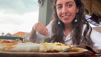 Zayıf Porno Yıldızı, Halka Açık Bir Kafede Yüzüne Boşalmış Pizza Yiyor.