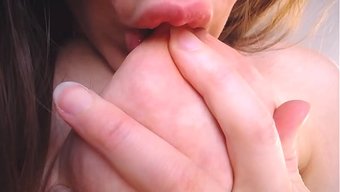 Emily Bee'Nin Kabarık Meme Uçlarıyla Rahatlatıcı Asmr Deneyimi