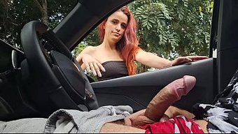 Kızıl Saçlı Bir Güzellik Beni Sokakta Mastürbasyon Yaparken Yakaladı Ve Olaya Dahil Oldu.
