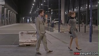 Dövmeli Sarışın Vahşi Bir Üçlüde Götünü Siktiriyor