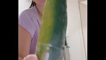 Lezzetli Bir Deneyim Için Salatalıkla Mastürbasyon Ve Tükürük