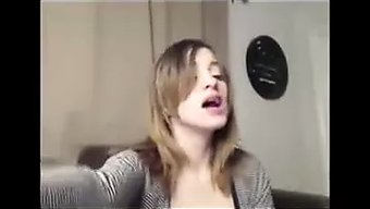 Arkadaşlar Ev Yapımı Lezbiyen Videoda Yaramazlık Yapıyorlar