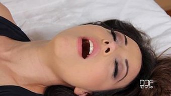 Dildo Ile Harika Lezbiyen Am Yalama Ve Sikiş