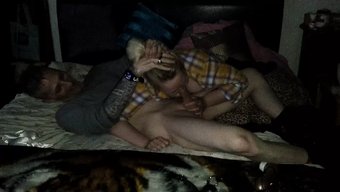 Amatör Milf Grubu, Sert Ve Derin Oral Ve Grup Seksle Vahşi Bir Orgiye Keyif Alıyor