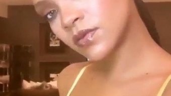 Rihanna'Nın Devasa Göğüsleri Tam Ekranda Selfie Çekiyor