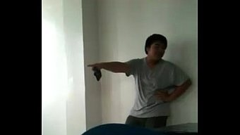 Asyalı Adam Dominant Erkeğe Boyun Eğiyor