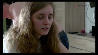 Kızıl Saçlı Genç Kızın Küreği Tam Hd Olarak Çekiliyor