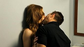 Brooklyn Lee'Nin Olgun Milf Ile Sıcak Tuvalet Buluşması