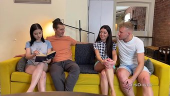 Genç Ve Amatör Swingerlar, Yer Değiştiren Partnerlerle Sert Ve Gözleri Bağlı Bir Orgy Yaşıyor.