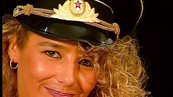 Doğal Göğüslü Avrupalı Milf, Koltukta Kendini Tatmin Ediyor