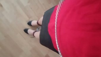 Sissy Bağlı Ve Topuklu Ayakkabılarla Yürümek Için Yapılmış