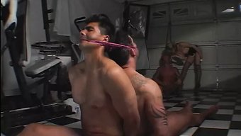 Güzel Kız Bdsm Videosunda Yüzüne Sikişiyor Ve Çift Penetrasyon Yaşıyor