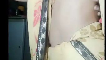 Dik Göğüslü Ve Sıkı Amcığı Olan Ince Karı, Büyük Göğüsleriyle Baştan Çıkarır