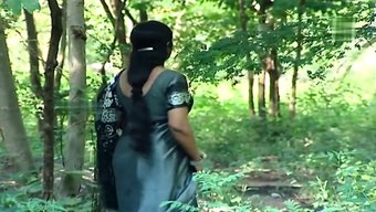 Naylon Saree'Deki Sıcak Teyze Yaramaz Oluyor
