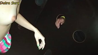 Siyah Bir Adam, Kabin Deliğinden Beyaz Bir Genç Kızı Sikiyor Ve Ona Banyo Yapıyor
