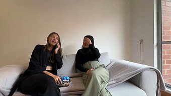En Yakın Arkadaşım, Eşimle Birlikte Bekleme Olasılığını Düşünürken, Gizli Lezbiyen Arzumu Hayata Geçiriyor!