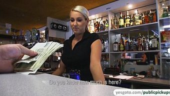 Güzel Lenka, Bir Bar Kızı, Bir Pub'Da Biraz Aksiyon Alıyor Ve Hatta Yüzüne Boşalıyor.