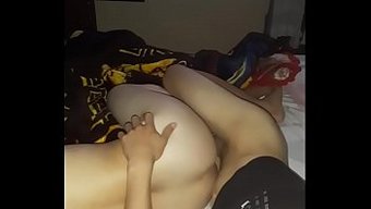 Büyük Göğüslü Kolombiyalı Kız Bir Seks Partisinde Sert Bir Şekilde Beceriliyor