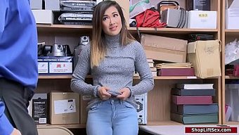 Küçük Göğüslü Asyalı Genç, Azgın Memur Tarafından Beceriliyor
