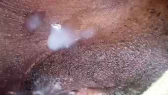 Büyük Popolu Siyah Bebek Odasında Sert Bir Şekilde Beceriliyor