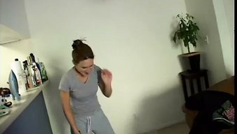 Büyük Doğal Göğüsler Ve Güzel Yüzler, Sıcak Oral Seks Derlemesinde