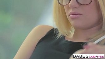 Olgun Bebek Emma Mae Yüzüne Sikişiyor Ve Anal Olarak Beceriliyor