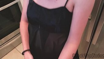 Azgın Üvey Anne, Üvey Oğlunun Arkadaşına Sakso Çekiyor Ve Poposundan Sikişiyor