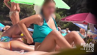 Plajda Çıplak Genç Kızın Hd Videosu