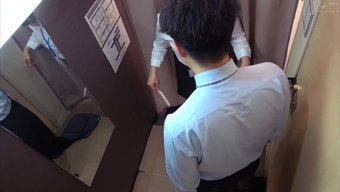 Japon Olgun Kadın, Deneme Odasında Sakso Çekiyor