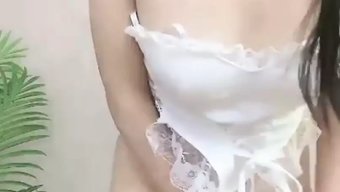 Sıkı Çinli Kız Ayak Oyunları Ve Büyük Siyah Yarrağı Seviyor