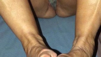 Orta Yaşlı Karısı Ayak Işi Yapıyor Ve Boşalıyor