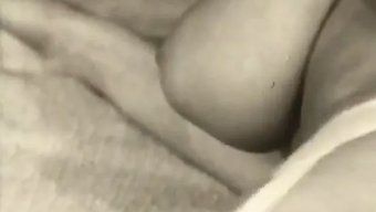 Büyük Doğal Göğüslere Sahip Klasik Vintage Pornoda Göğüslü Bebekler