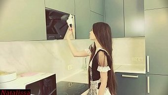 Genç Hizmetçi Yüzüne Sert Sikişiyor Ve Sıcak Bir Videoda Sert Seks Yapıyor