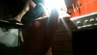 Olgun Adam Karısı Yokken Genç Okul Kızıyla Mutfakta Seks Yapıyor