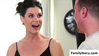 India Summer'In Büyük Poposu Yağlanıyor Ve Masaj Yapılıyor