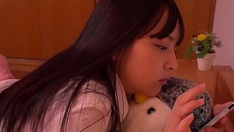 Mikako Abe, Küçük Göğüslü Bir Japon Genç, Sıcak Bir Videoda Yaramazlık Yapıyor
