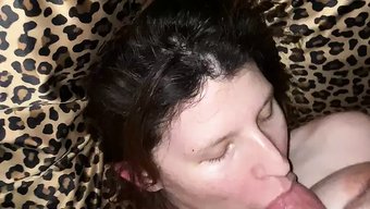 Olgun Kadın Itaatkar Bir Sakso Çeker Ve Büyük Doğal Göğüslerine Büyük Bir Yük Alır