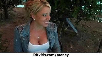Moneytalks Videosunda Kadınlar Kamerada Seks Yapmak Için Para Alıyorlar